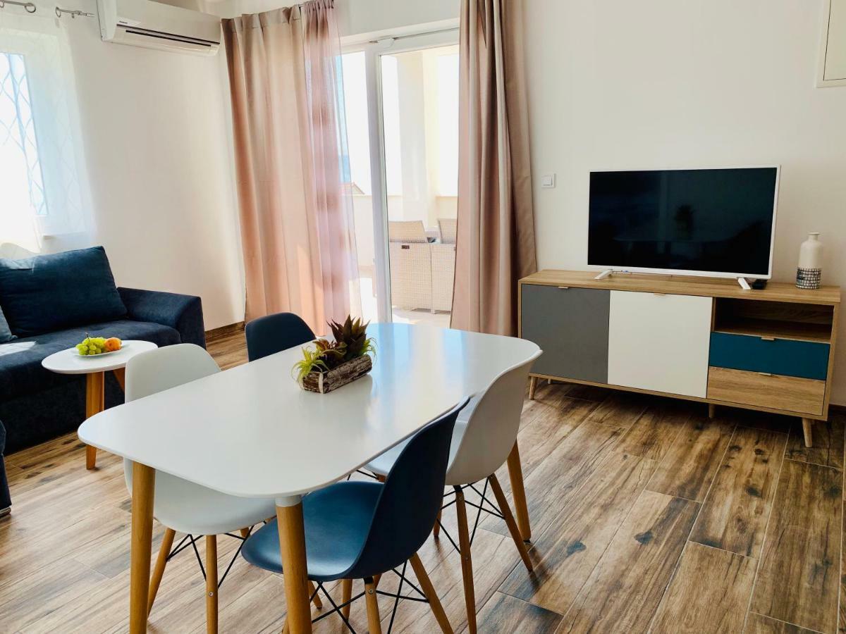 La 2 Apartment *