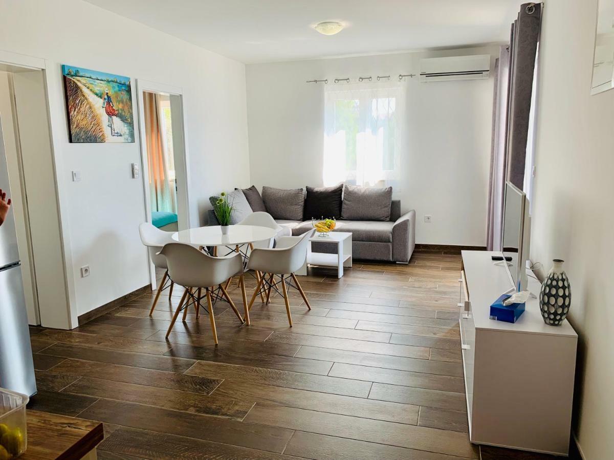 La 2 Apartment *